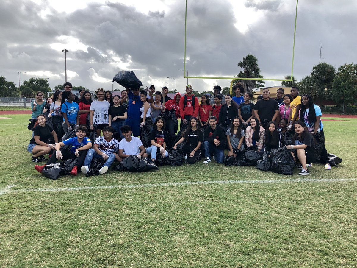 rebeccah_7123's tweet photo. 7:30 am on a Saturday! Taking pride in our school and making it beautiful! First 🗑 cleanup of the year! #LIA https://t.co/dDiE7UFbh9
