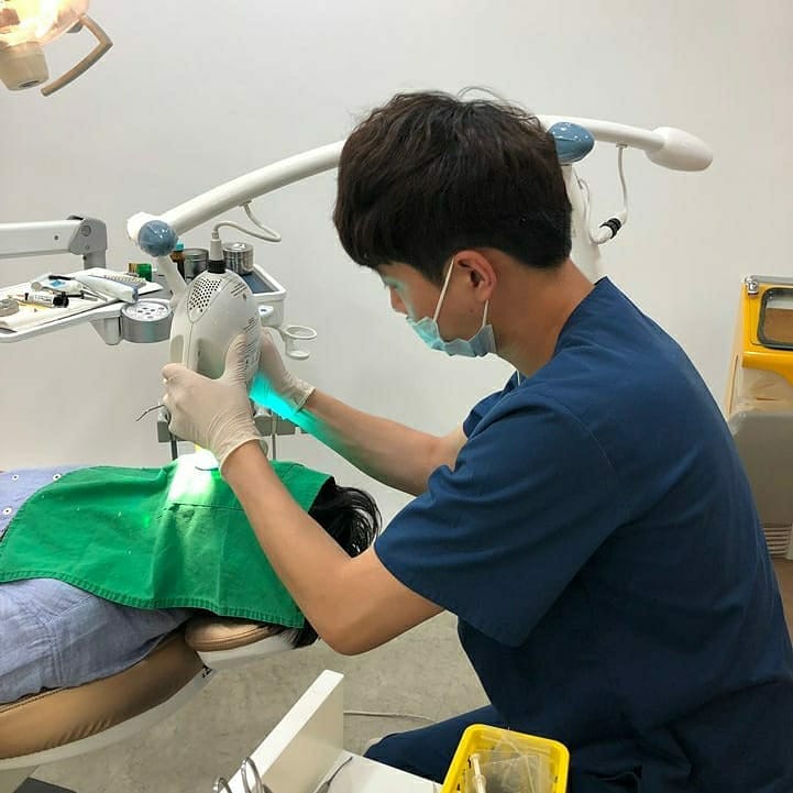 ジェア口腔顎顔面外科ㆍ歯科 当院のイケメンを紹介します 当院の歯科衛生士で 患者さんの素敵な笑顔ときれいな歯のために毎日頑張ってます 変色されてる歯をきれいに 最高水準の強度と自然の歯に近い先端素材 ラミネート セラミック