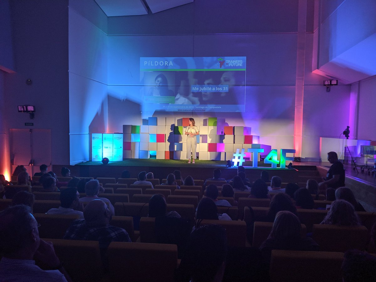 AngelCruzGonz's tweet photo. Lorena Fernández está compartiendo una historia, SU historia de vida.

Dan ganas de poder tomar un café de máquina, la del pasillo, y ampliar su charla hasta el infinito.

Por cierto, que gran narrativa!

#Trainers4Future #T4F #Congreso #Formadores #Formación #TICnificación https://t.co/B3PhyDPoNz