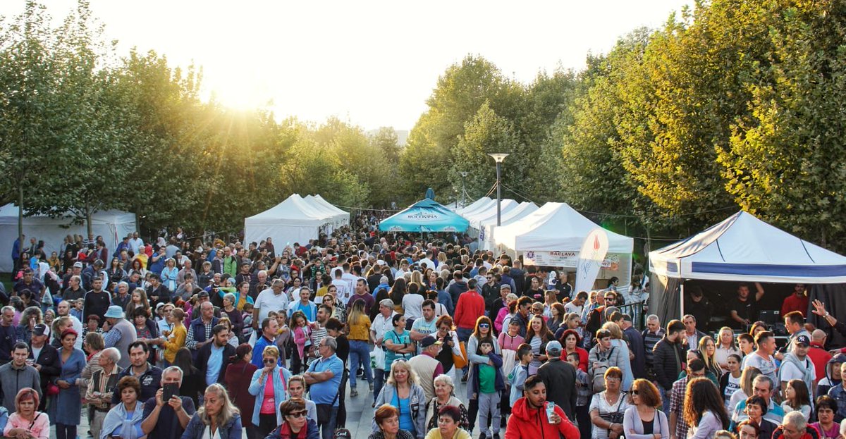 TurkFest's tweet photo. #festivalulturcesc2019 #turkishcuisine #turkishdelights #gozleme #kebab #tantuni #baclava #concert #music #stage #sufimusic #romania #bucharest #fanfaraotomana #spectacol #parcultitan #turkfest #kunefe #lahmacun #parcultitan #parculior https://t.co/4H4Lz7dXpR