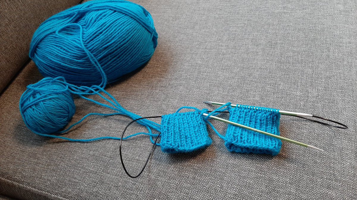 VeeraWusu's tweet image. Ehkä tämä on ratkaisu ihmiselle, jolla on melko monta "ensimmäistä" sukkaa tehtynä ja toiseen ei into oo enää riittänyt. Tässä syntyis kaksi lapasta kerralla!

#neulonta #knitting #magicloop