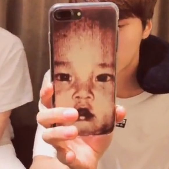 jsmtjyygyjbbjb's tweet photo. จะมีไอดอลคนไหนทำเคสรูปตัวเองตอนเด็กมาแจกเมมเบอร์อีก ถ้าไม่ใช่ฮันกยอล พี่ถามจริง 555555555555555555555555555 https://t.co/ydCwAISLNb