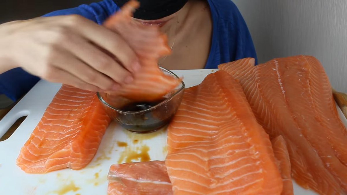 ตอนนี้ชาวยูทูปกำลังฮือฮากับยูทูปเบอร์สาว(น่าจะชาวเวียดนาม) kate yup ที่ทำคอนเทนต์กินอาหารเยอะๆไซต์ยักษ์หมดในคลิปเดียวว่าเธออาจจะเป็นตัวประกันโดนจับและโดนบังคับให้กินนู่นนี่นั่นจนหมด ทั้งการใส่ผ้าปิดตา หรือคลิปต่างๆของเธอได้ใบ้อักษรหรือรหัสขอความช่วยเหลือตลอด (1)