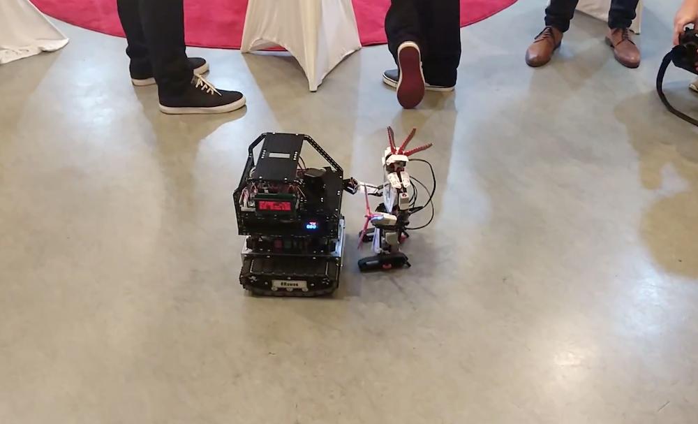 JuicymoEN's tweet photo. It was a tough fight, the pace was blazing fast, sensors were uncompromising! 🚨 This duel resulted in a winner, and that was our #Rowee! 🥇 ...We're kidding. It wasn't that serious. Rowee found a new friend and both of them fairly enjoyed the attention of #webexpo attendees. 👏 https://t.co/Lqz5ZDXAxP
