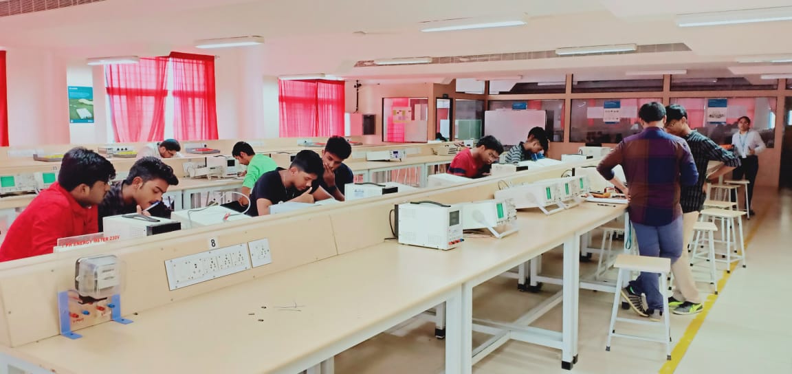 ChennaiVit's tweet photo. Unleashing their tech talents - VR games, Circuit Debugging, Clash Royale, Electrical Hunt and more to do👏 #technology #festive #Engineer @ChennaiVit #technoVIT https://t.co/7S8jaRyvHm