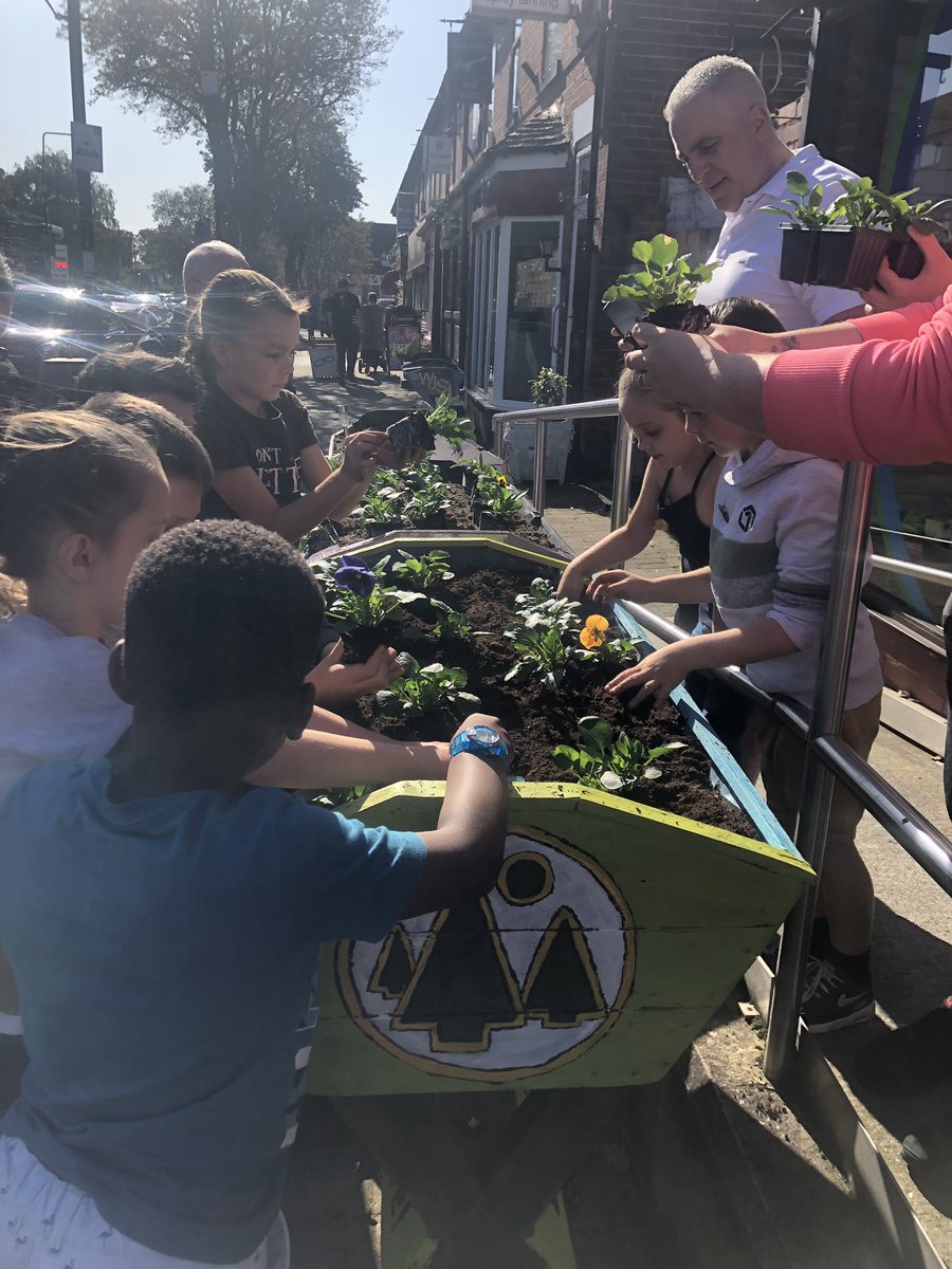 firsprimarysale's tweet photo. Thank you School Council and parents for turning up to plant our fantastic trough in Ashton village #dementiafriendly #community #ashtoninbloom @HerbertMurrayFD https://t.co/i4wL8MscFQ