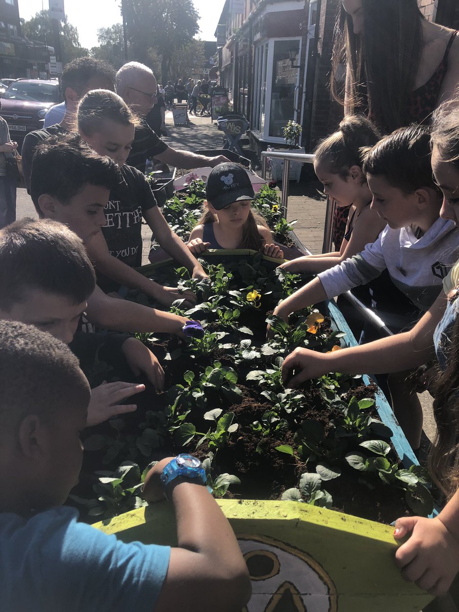 firsprimarysale's tweet photo. Thank you School Council and parents for turning up to plant our fantastic trough in Ashton village #dementiafriendly #community #ashtoninbloom @HerbertMurrayFD https://t.co/i4wL8MscFQ