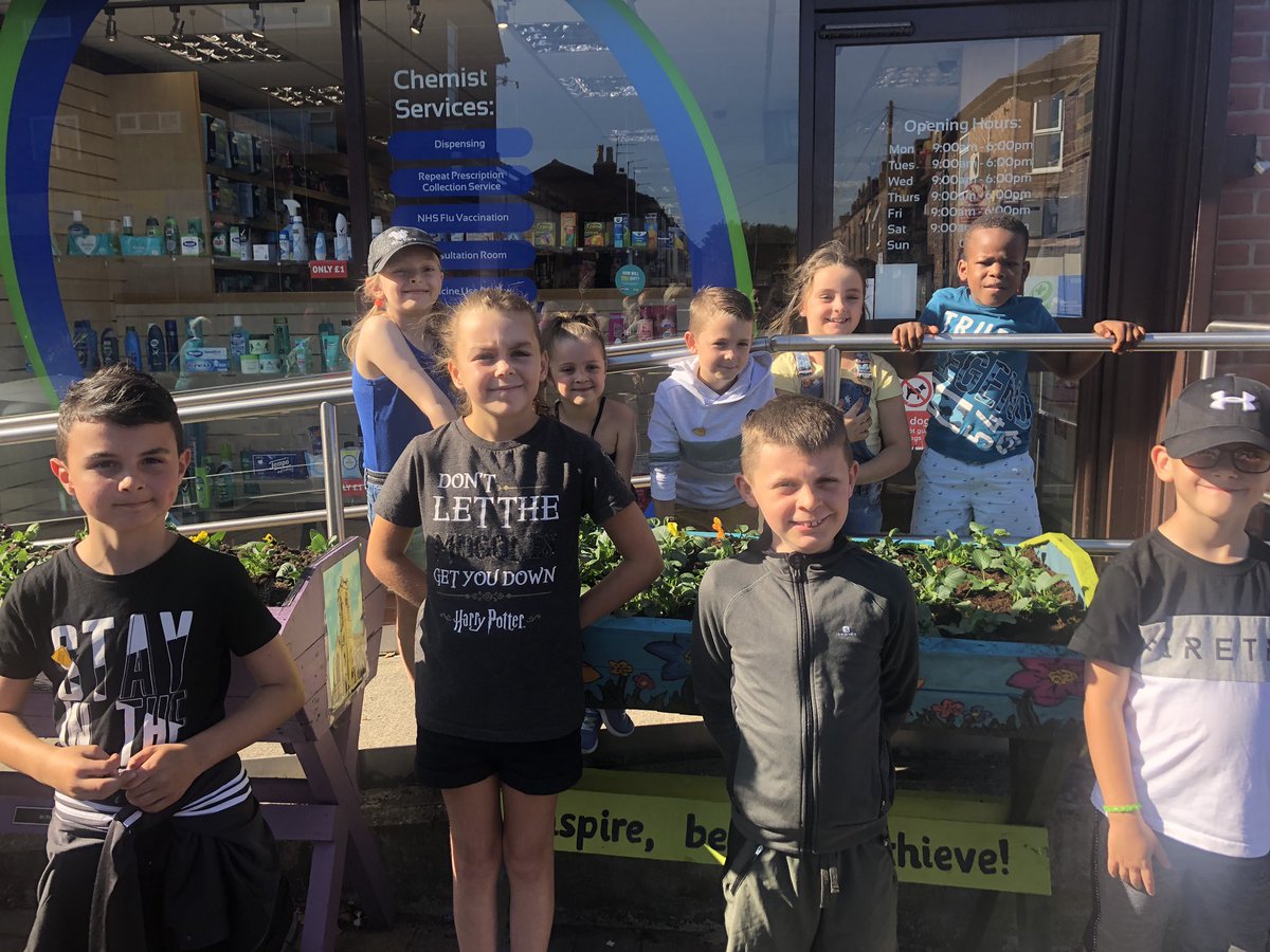 firsprimarysale's tweet photo. Thank you School Council and parents for turning up to plant our fantastic trough in Ashton village #dementiafriendly #community #ashtoninbloom @HerbertMurrayFD https://t.co/i4wL8MscFQ