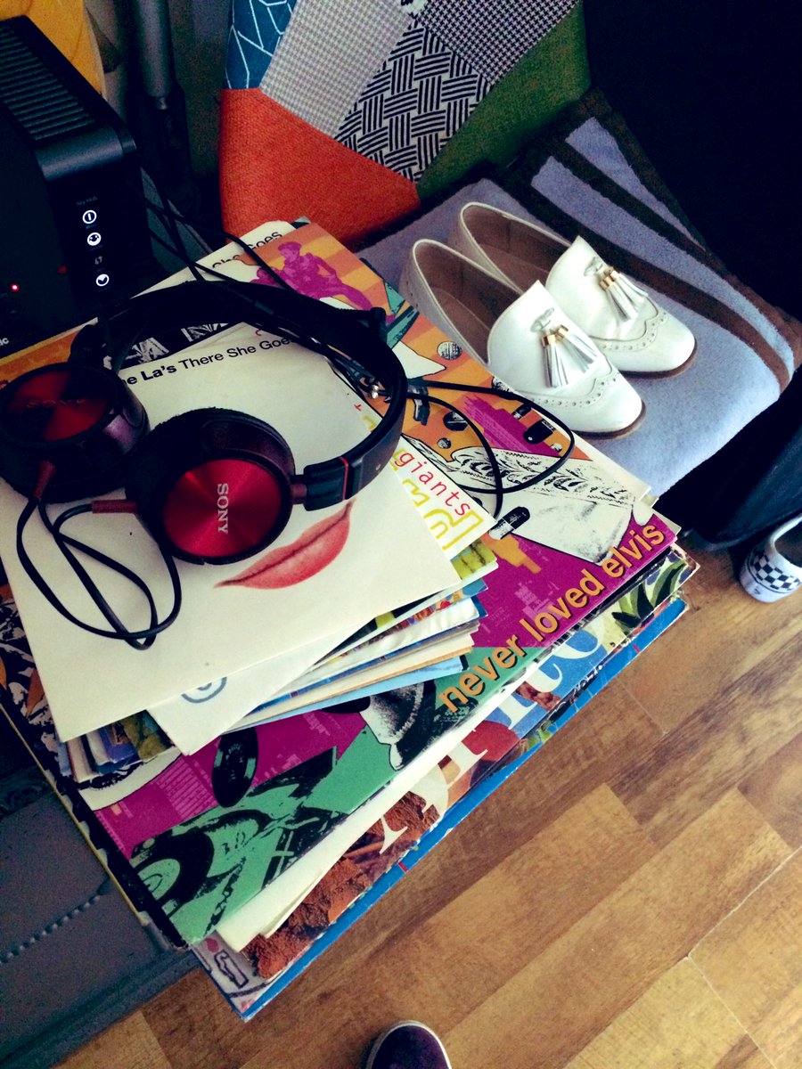 Sugaspunsista74's tweet photo. Right then...think my jeans are flarey enough 🙌🏻 #IndieGirl #DJSugaSpun 🍋🎶🎧 https://t.co/f5on20Rnu7