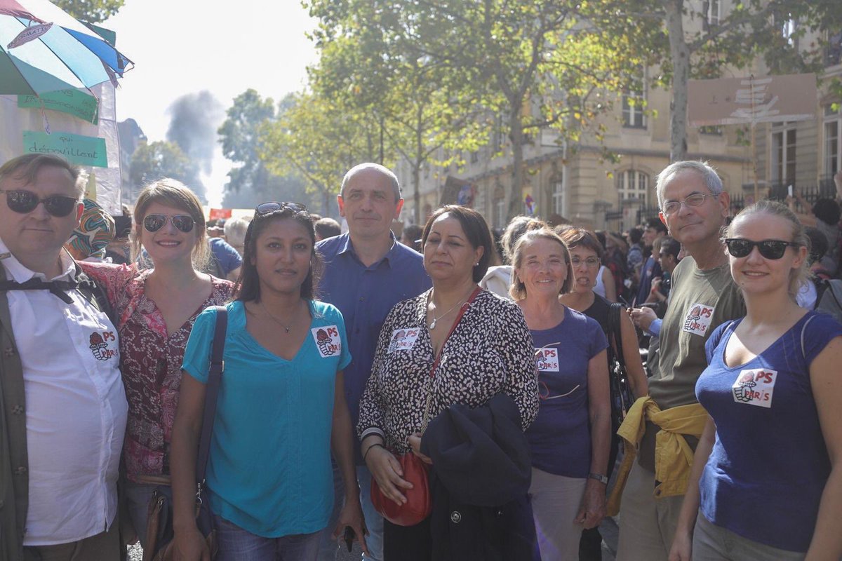 partisocialiste's tweet photo. #MarchePourLeClimat 🌍🐝🌱🌹Aujourd’hui dans toute la France les socialistes marchent pour le climat. Ici à Paris 👇 https://t.co/6hJmeYoCxv