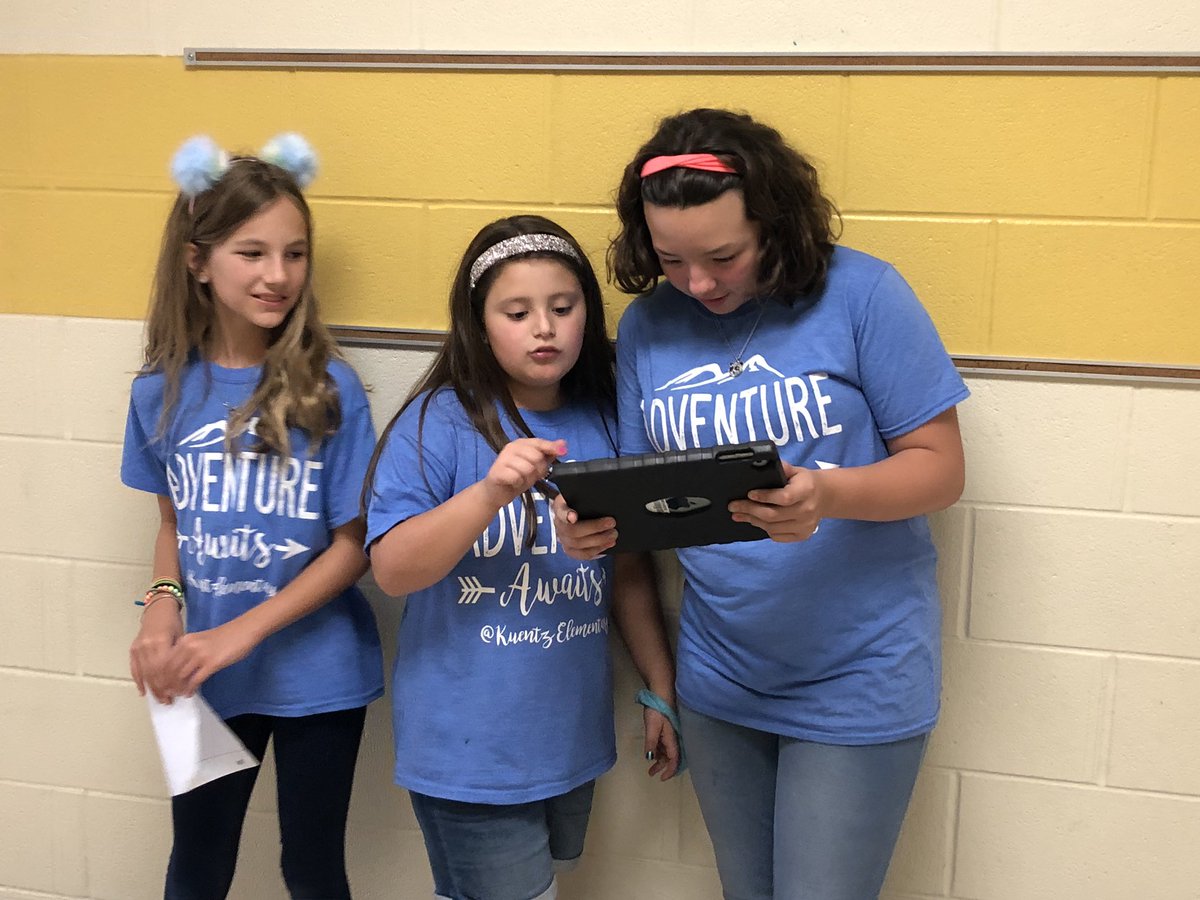 KuentzLeaders's tweet image. Four teams synergizing on their US Regions project presentations - acting it out, iMovie, poster presentation, and creating a commercial using green screen @DoInkTweets! @NISDElemSS #MultimodalLearning #RootEdKuentz