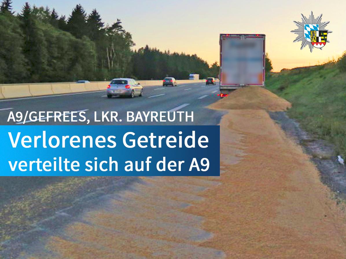 PolizeiOFR's tweet photo. Spiegelglatt war am Freitag die #A9 bei #Gefrees, als ein Sattelzug mehrere Tonnen Getreide verloren hatte. Unsere Kollegen konnten rechtzeitig andere Fahrer warnen, sodass es zu keinem Unfall kam.
Mehr in unseren #Polizeimeldungen aus #Oberfranken ➡ https://t.co/xbwOI2rABk https://t.co/kX3TfpeCmH