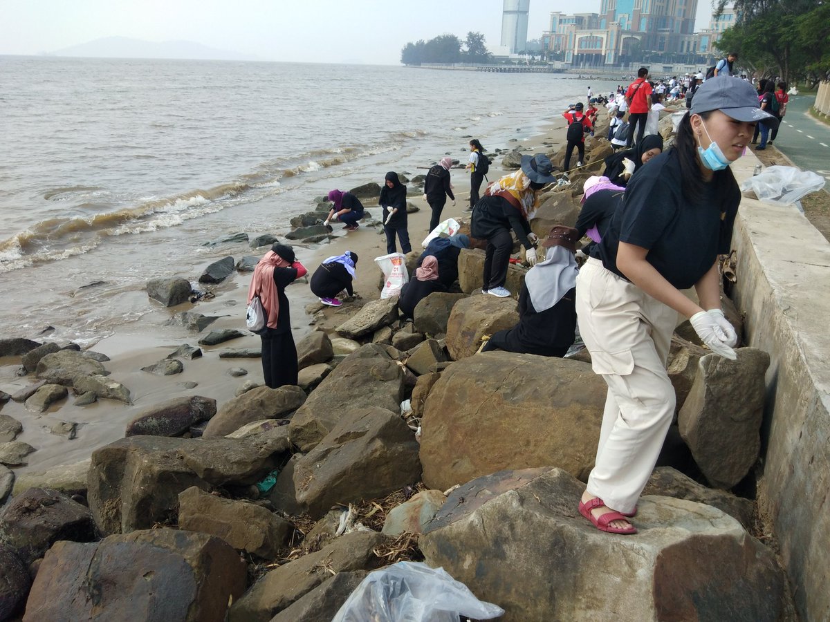 kinabaluarmy's tweet photo. [Event Pictures]
#BeachCleanupProjectKK https://t.co/X04SQzhfKG
