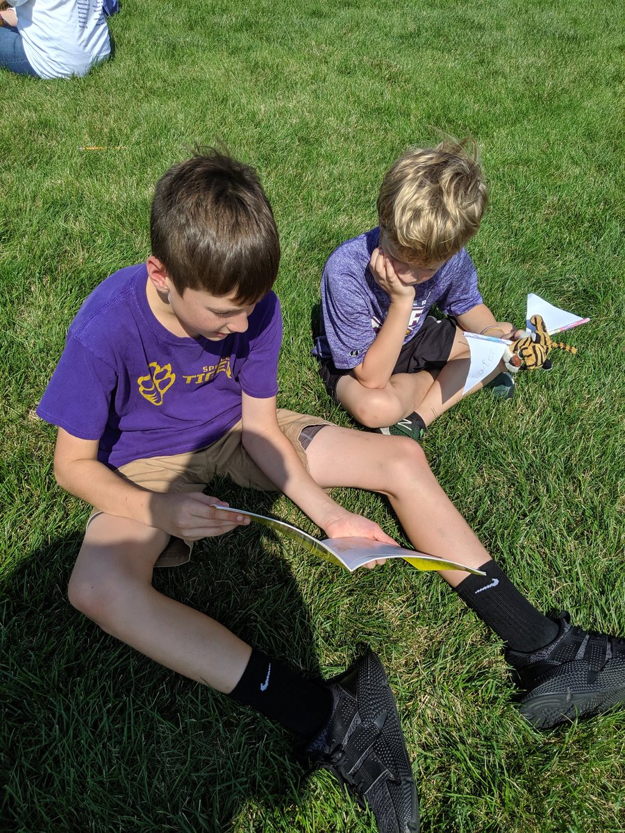 TigerMath6's tweet photo. Homecoming fun: @smstigers1 6th graders &amp; their friends from @JohnsonTigers spent time reading &amp; creating sidewalk chalk art.  6th grader high five tunnel to sent them off to their busses. @spencercsd #tigerkind https://t.co/mTvOWI66ry
