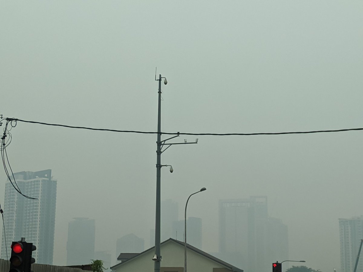 thecongjen's tweet photo. Today KL Sentral's view #haze #hazee #hazeee #waze https://t.co/waZRLWDn2W