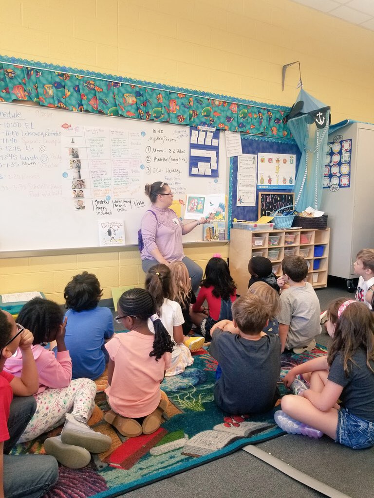 hunter_pta's tweet photo. Days are BRIGHTER when you have mystery readers visit your class....grateful for parent volunteers like Mrs Woodward for reading to a 2nd grade class! #hunterpta #welovevolunteers @hunter_pta @HunterPrincipal https://t.co/VbDtda6Mmj