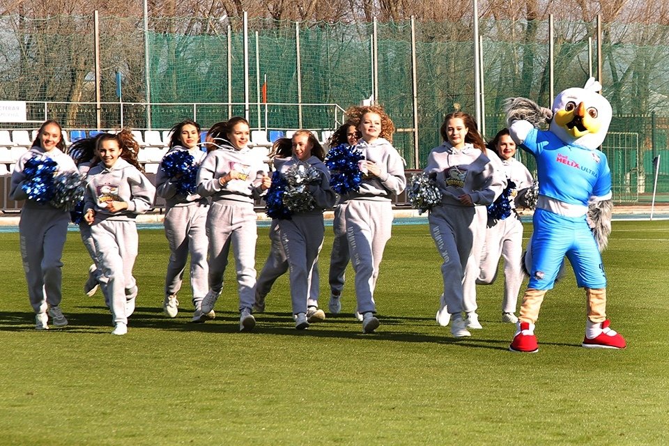 Сезон «Чайка» начала в Ростове, но сейчас, к счастью, играет у себя в Песчанокопском – с двумя победами и одним аншлагом в двух матчах 
Сегодня там же принимают «Краснодар-2», это стоит увидеть.
Начало в 17:00 мск, трансляция тут, настоятельно рекомендую: bit.ly/2kpOulK