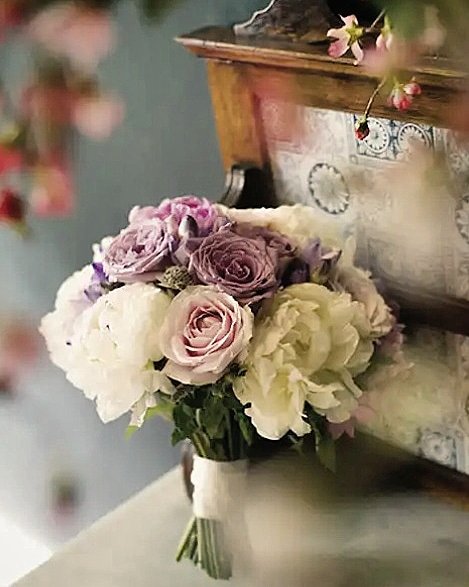 Emer chose a romantic rose bouquet for her wedding <a href="/TinakillyHouse/">Tinakilly House</a> 
#bouquet #bridesbouquet #bridesflowers #roses #rosebouquet #purpleroses #romantic #irishbride #irishwedding #irishweddingchat  #irishweddingphotographer