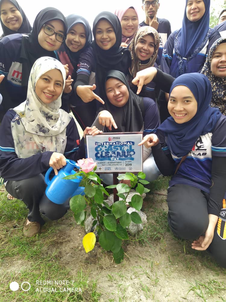 mimieayumi007's tweet photo. Today Sc Lab staff have participated an #InternationalCoastalCleanupDay2019 at Pantai Kelanang. This activity generates awareness among public to protect our beaches and environment.
@MohdShukriYajid
#MSUmalaysia
#WHOGSCCoastalCleanupDay2019
#TeamOcean
#SuitUpToCleanUp
#OceanHero https://t.co/EXDogK0AX5