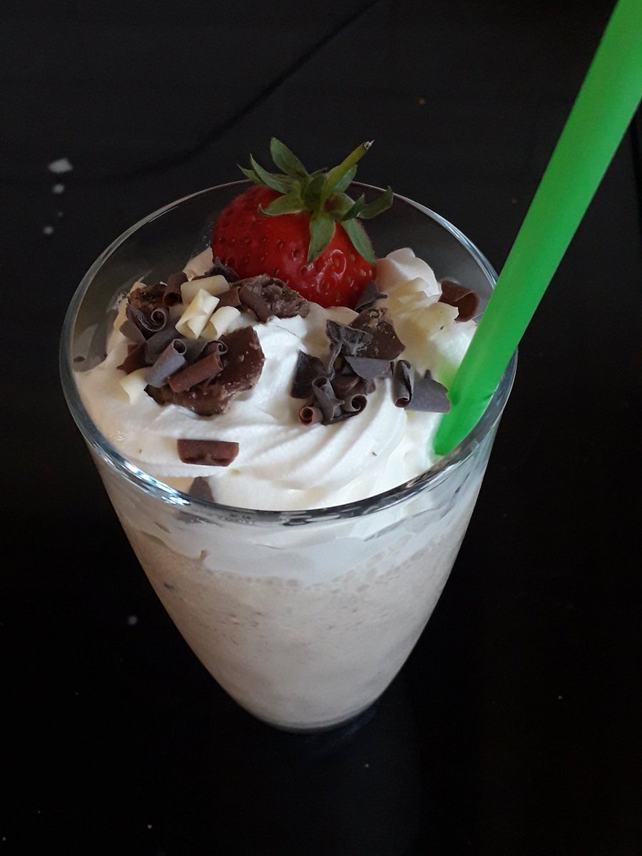 KQuinzell's tweet photo. Let it be known that I am the master of home cocktail making 😝 #mudshake #monstermudshake #alcomahol #cocktails #saturday #icecreamcocktails https://t.co/qN3xP1b46O