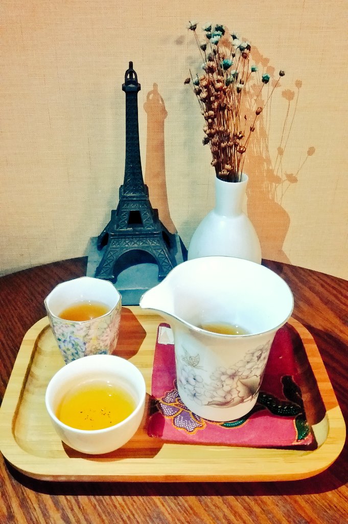 Oh my god......I bought Bei Tow Yi How for tearoom jiejie....with her magical touch....it tastes SOOOOOOOO goooooood my brew is totally pale compared to her brew....I wanna cry!!!! #TeaTimeWithKC