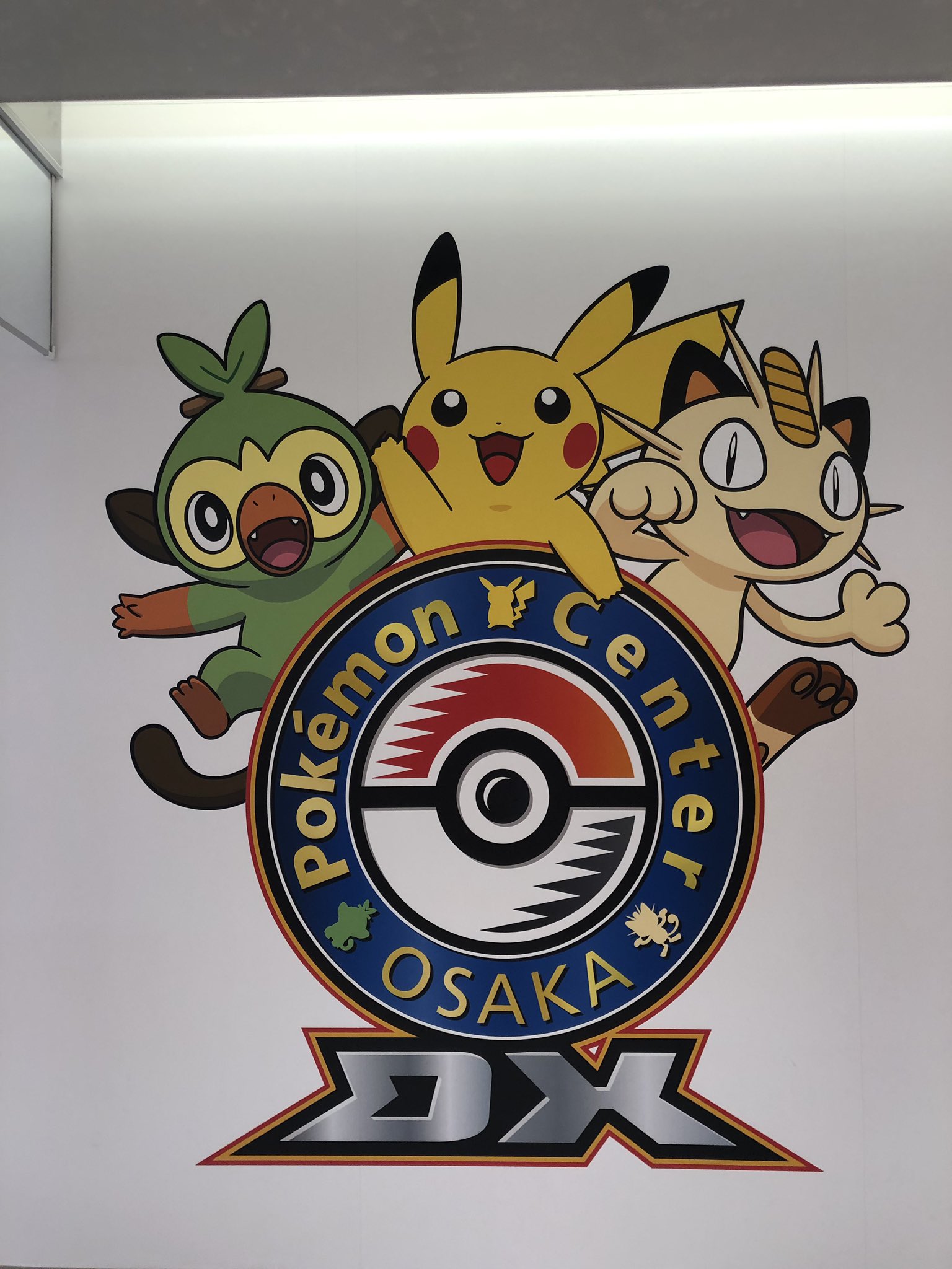 えむえむ ポケモンセンターオーサカdxとポケモンカフェ大阪がオープンした大丸の心斎橋店 心斎橋筋側に漫才ごっこピカチュウのショーウィンドウ T Co 8ejagbvowf Twitter