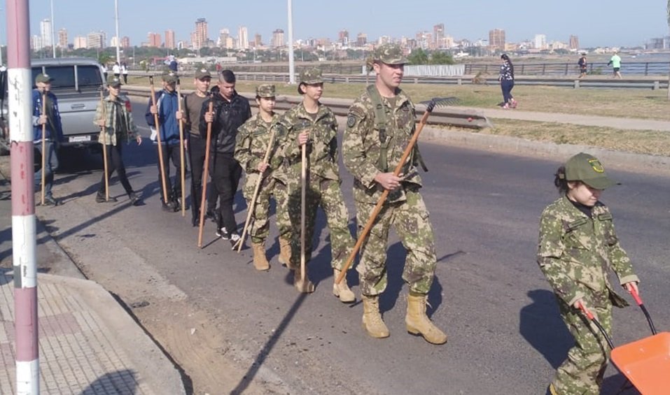 mambiente_py's tweet photo. Masiva participación ciudadana en la Campaña de limpieza “Un día por tu Bahía” https://t.co/1C4fcVAhQu @arieloviedo @IPParaguay @rnpy920am @ParaguayTVHD @guyraparaguay @PNUDPARAGUAY #revivepy https://t.co/reaLWHgnfl