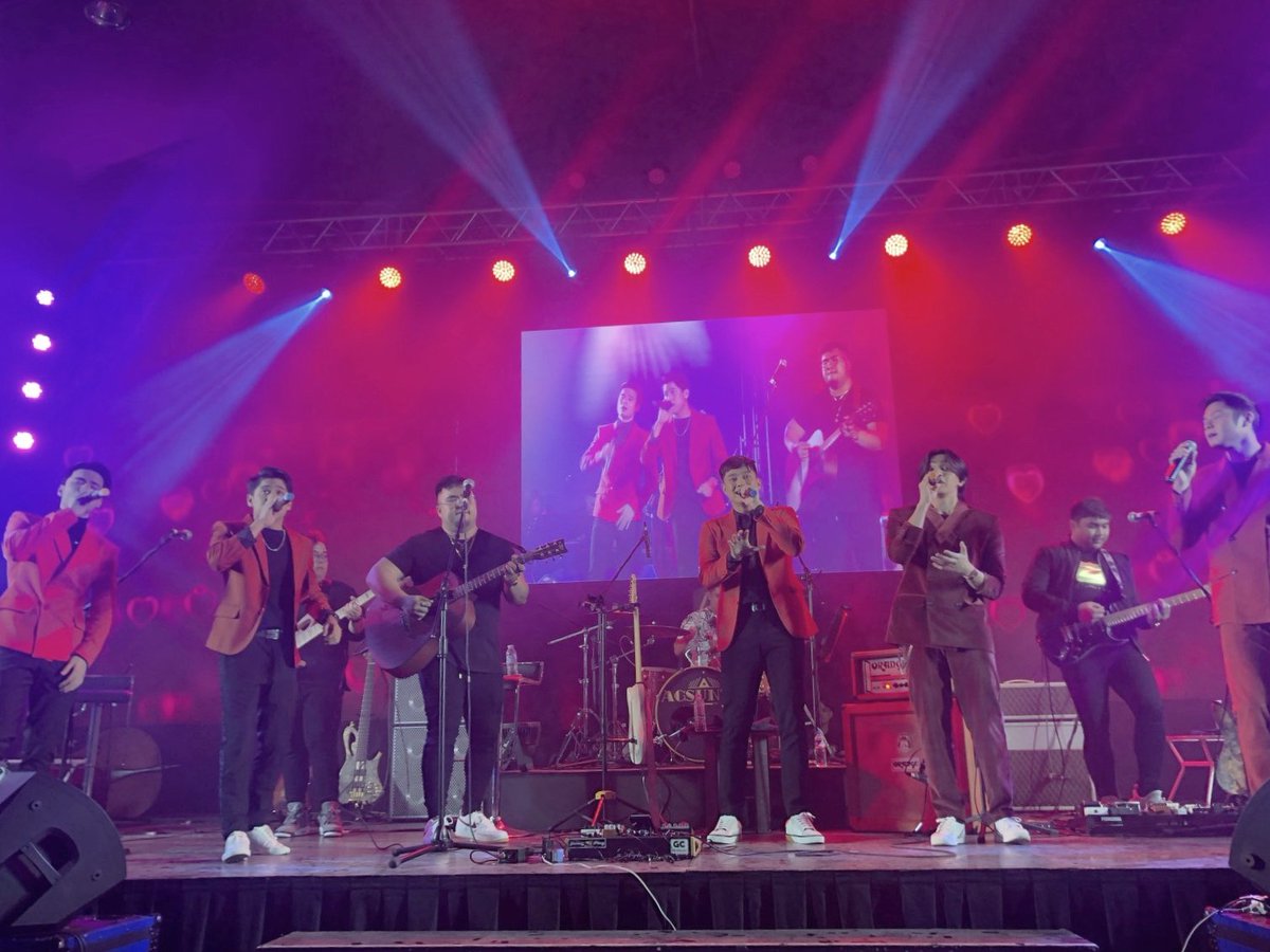 Paano ba mapipigilan ang feels? 😭 <a href="/BoybandPH/">BoybandPH</a> joins <a href="/Agsunta/">Agsunta</a> for #AgsuntaFeelsTrip tonight. 

#BoybandPH in red suits singing #MahalNaMahal and #ParaSaTabi ♥️♥️

Para Sa Tabi MV : youtu.be/kOP8KGl1nSY
