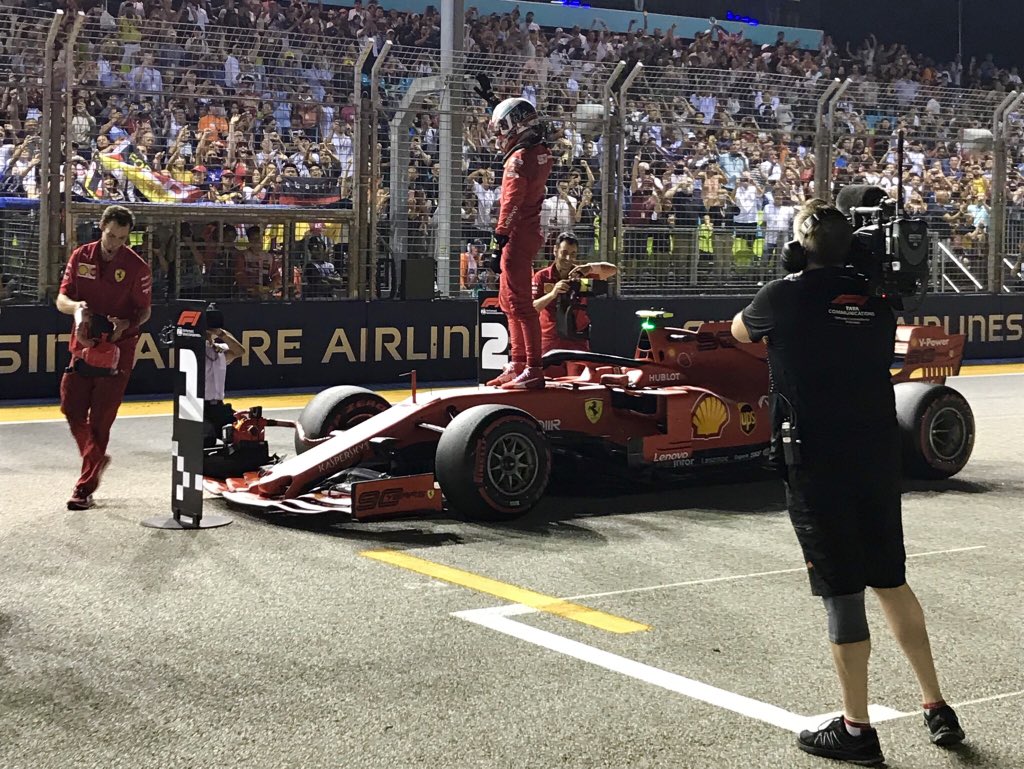 Charles Leclerc nyerte az izgalmas szingapúri időmérőt