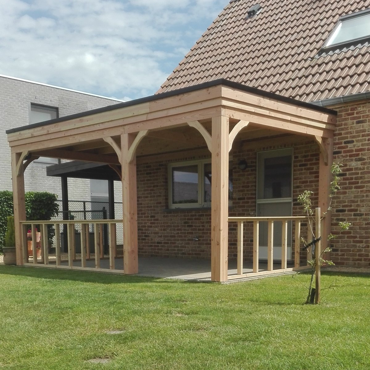 Rustieke overkapping uitgevoerd in Lariks, balustrade, EPDM dak en zwarte dakrand steunend op gelamineerde lariks palen (14x14). De schuine schoren+rustieke ringbalk met profiel zijn in dit geval de kers op de taart.
Inzet was een prachtige woning in Herk-de-Stad. #loveourjob❤️