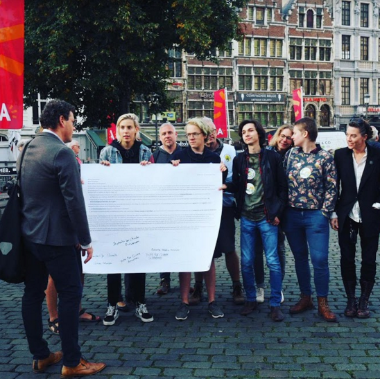 dewereldmorgen's tweet photo. ‘Global Strike for Climate’-Antwerpen: 100en mensen houden open brief aan Bart De Wever in de lucht https://t.co/3LtMjq9xMI #StudentsforClimateAntwerpen #StudentsforClimate #ClimateStrike https://t.co/82jzMkUNM4