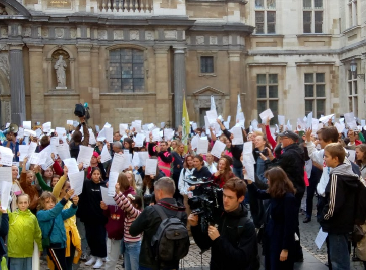 dewereldmorgen's tweet photo. ‘Global Strike for Climate’-Antwerpen: 100en mensen houden open brief aan Bart De Wever in de lucht https://t.co/3LtMjq9xMI #StudentsforClimateAntwerpen #StudentsforClimate #ClimateStrike https://t.co/82jzMkUNM4