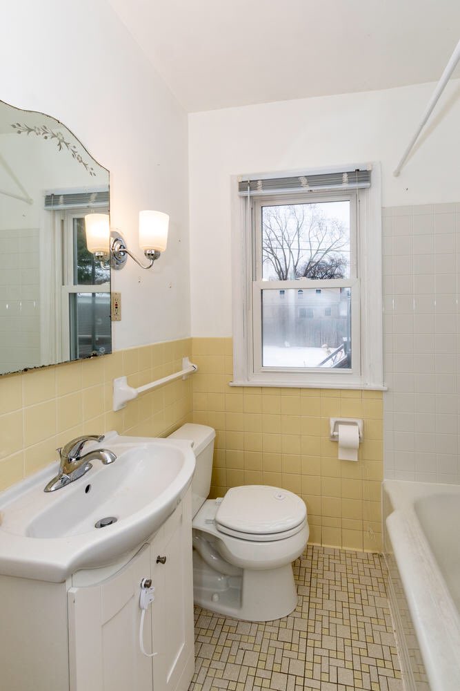 foxhomesmn's tweet image. Who else thinks this is the happiest little bath on the planet?! 🙋🏻‍♀️💛 By putting in bright new #pennytile and carrying it up the wall, we were able to keep the original yellow vibe that Jen liked so much while still updating the space completely. ✨