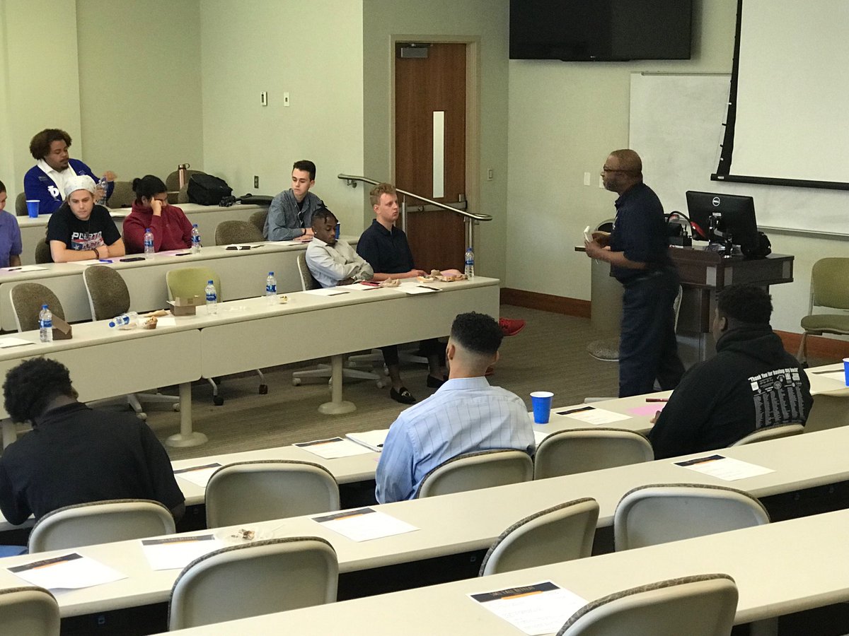 Small group session with Mr. Gerald Holmes from UNCG Libraries. #SMI, #studentsuccess, <a href="/studentsuccess/">Collaborative for Student Success</a>