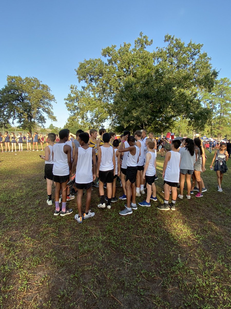 Passpositively3's tweet photo. It’s a Klein family. This is how we do it. @KleinOak athletes cheer, coach, and mentor @KrimmelCC athletes. We are blessed. https://t.co/aDxmpXM67p