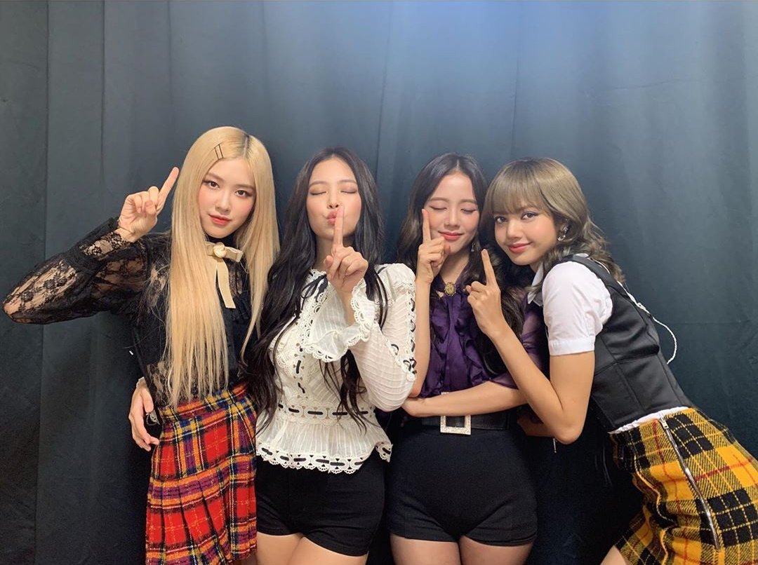 NiNiTrans's tweet photo. [#BPTrans]
Our 1st chapter with Blinks was enjoyable 💖  We hope everyone had an enjoyable time as well 🙏 Thank you for being with us on a pretty day like this 🦋 We love you Blinks 🖤💗

190921
blackpinkofficial IG update

#BLACKPINK2019PrivateStage #JENNIE #LISA #ROSÉ #JISOO https://t.co/qQV22OUGWl