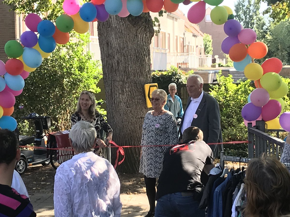 Opening door collega wethouder <a href="/GeaHofstede/">Gea Hofstede</a>  van het inloophuis in Velp. Pracht locatie in Velp Zuid voor inwoners om samen te komen en samen dingen te doen. Heel veel succes. <a href="/gemeenteRheden/">Gemeente Rheden</a> <a href="/InloopVelp/">InloopVelp</a>