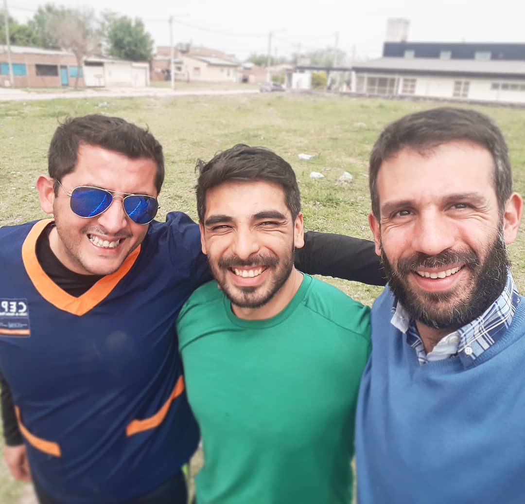 gonzaloroldan09's tweet photo. El fútbol por naturaleza es solidario y en esencia colectivo. Utilizamos este deporte, no solo por su popularidad, sino también porque NO es individualista, y la salidas de las problemáticas sociales siempre es colectiva, con TOD☀S.
#SEPyAA #SEATyDL #FutbolFemenino #Cepla https://t.co/PAl5FhF5ef