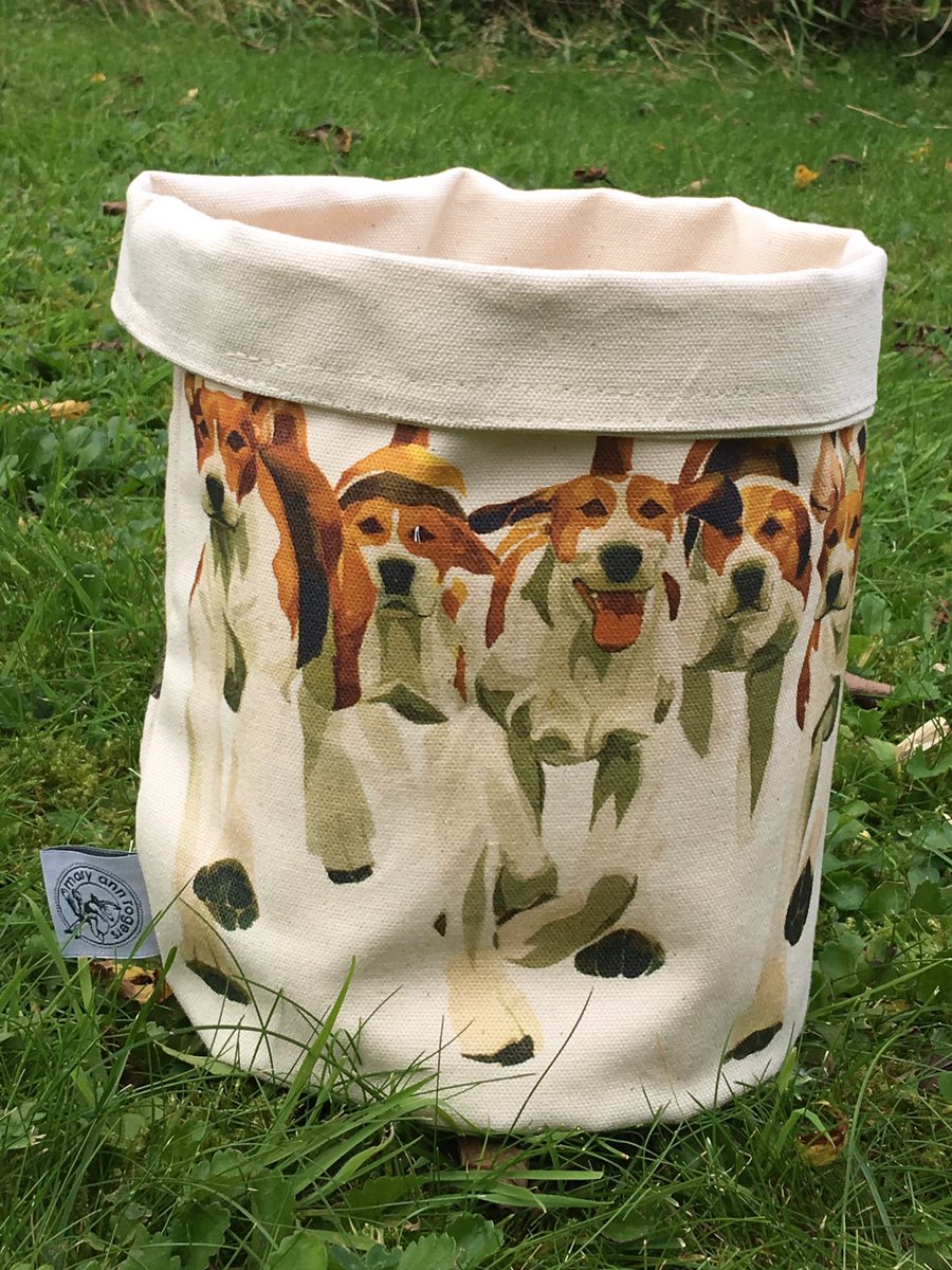 MARogersArt's tweet photo. Pot Bags, new, cute, fun but what would you put in yours? Bread rolls.. carrots... guinea pigs.. swimming goggles??? #giftideas #britishmade #hounds #swimming #cotton #art #watercolour #maryannrogersgallery https://t.co/jLXafkmtus