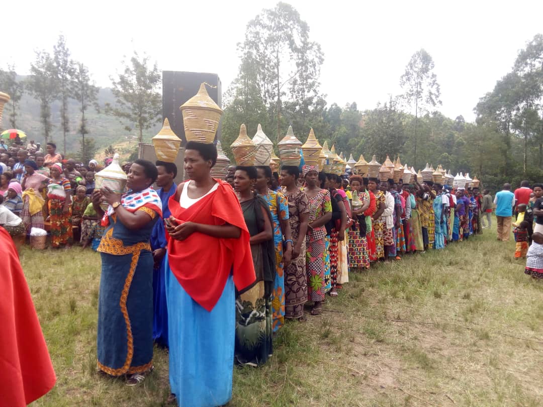 gatjmv's tweet photo. Turashimira Abagore bagize Urugaga rw'abagore rushamikiye kuri @rpfinkotanyi mu @RwandaNorth ku gikorwa cyiza mwatangije cyo kubakira no kuremera abagore batishoboye, turabizeza ubufatanye busesuye kuko ibi bigamije gushyira mubikorwa Gahunda ya Chairman Wacu @PaulKagame 2017-24 https://t.co/6H8dEP22o6
