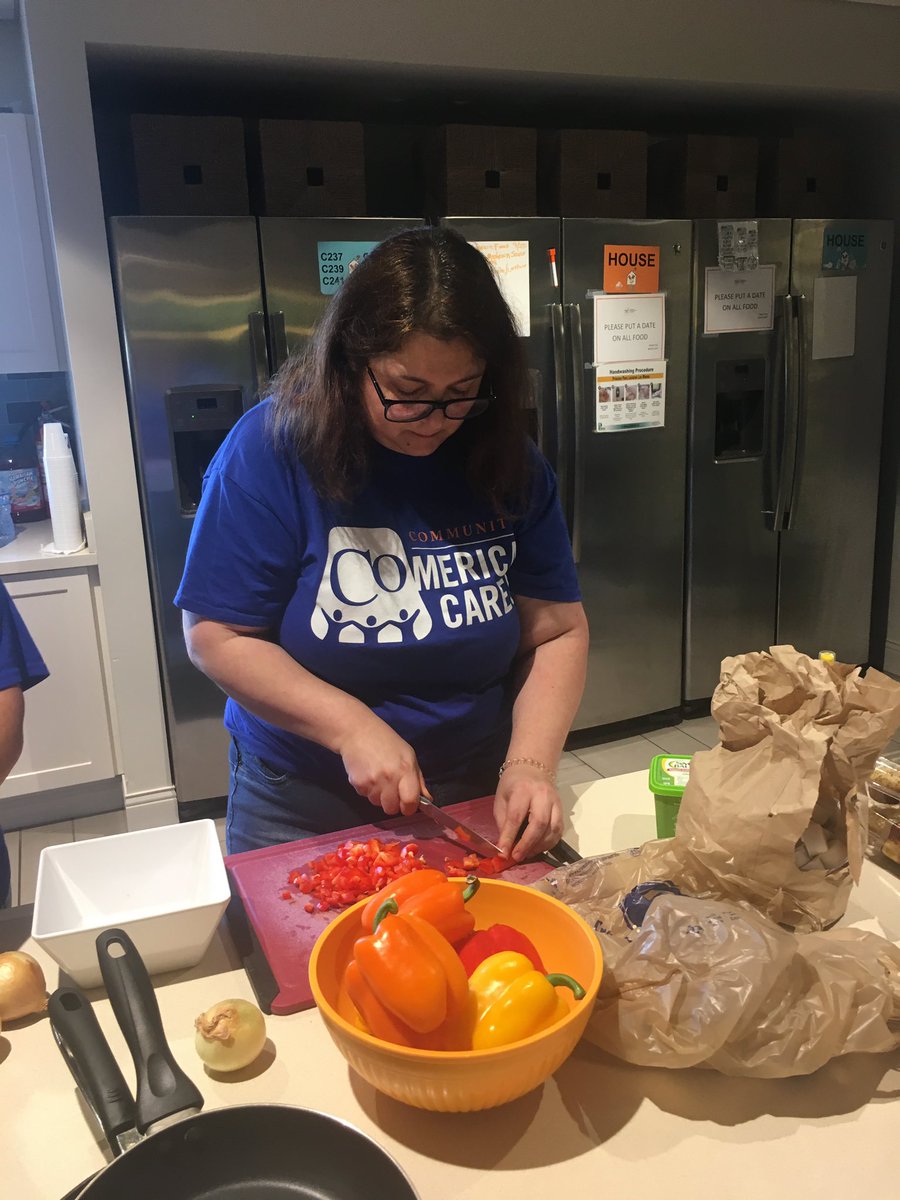 ComericaBank's tweet photo. Rise and Shine. 🌞 Our colleagues stopped by to prepare breakfast for the wonderful guests at the @RMHC_Detroit.
It’s such a privilege to help the great Ronald McDonald House leaders who have has served families in Detroit since 1979.
#NationalDAYSofService
#ComericaCares https://t.co/HRSGw5hUAh