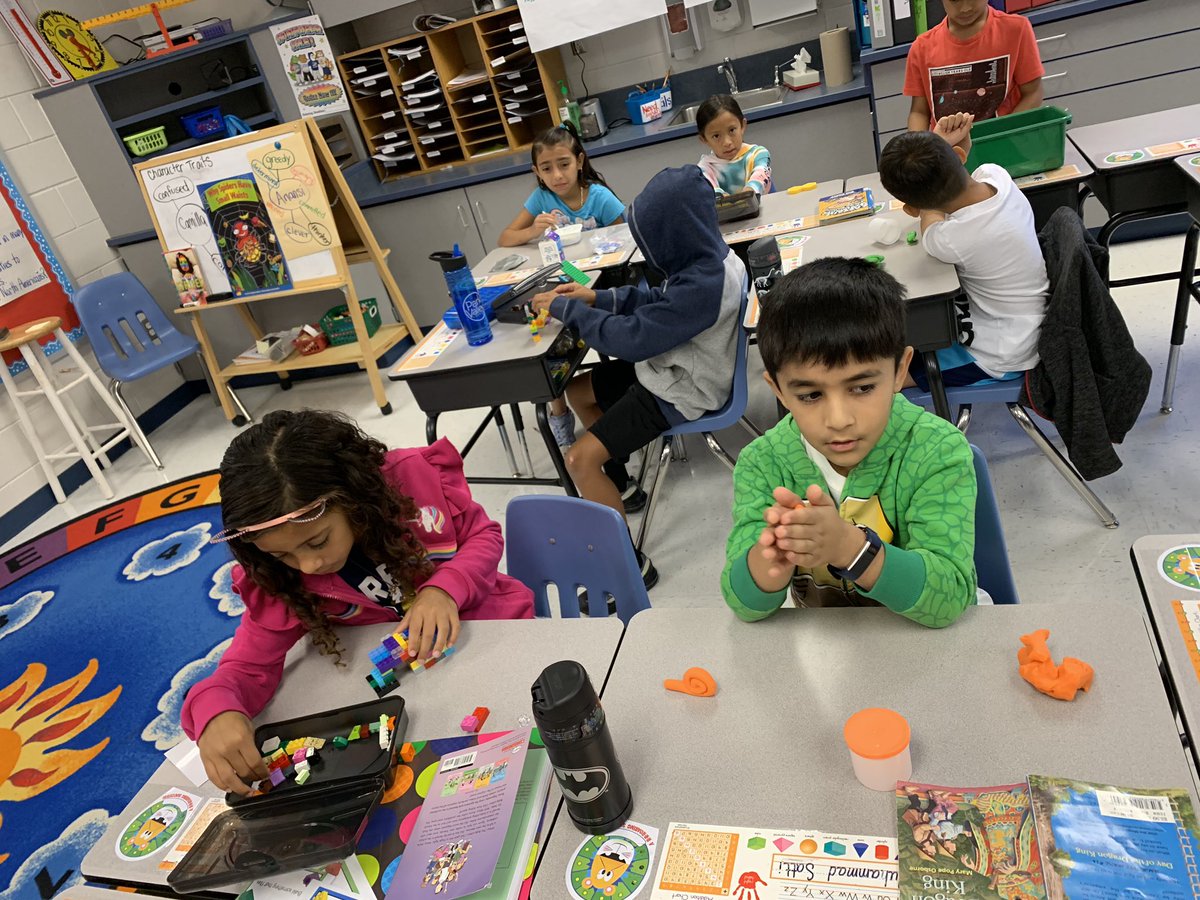 MrsNortonBMES's tweet photo. We spend the moments before the bell  getting creative by using our imagination, critically thinking, building, and creating with our morning tubs!  #pawsitivelypawsome #makingeveryminutecount https://t.co/ioVaUKHeoz