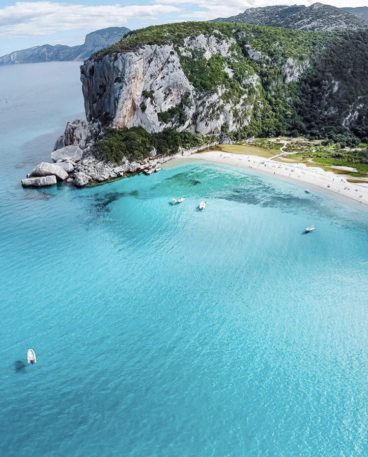 📍Spiaggia di Cala Luna.💎
•
•
📸 giusicasada.