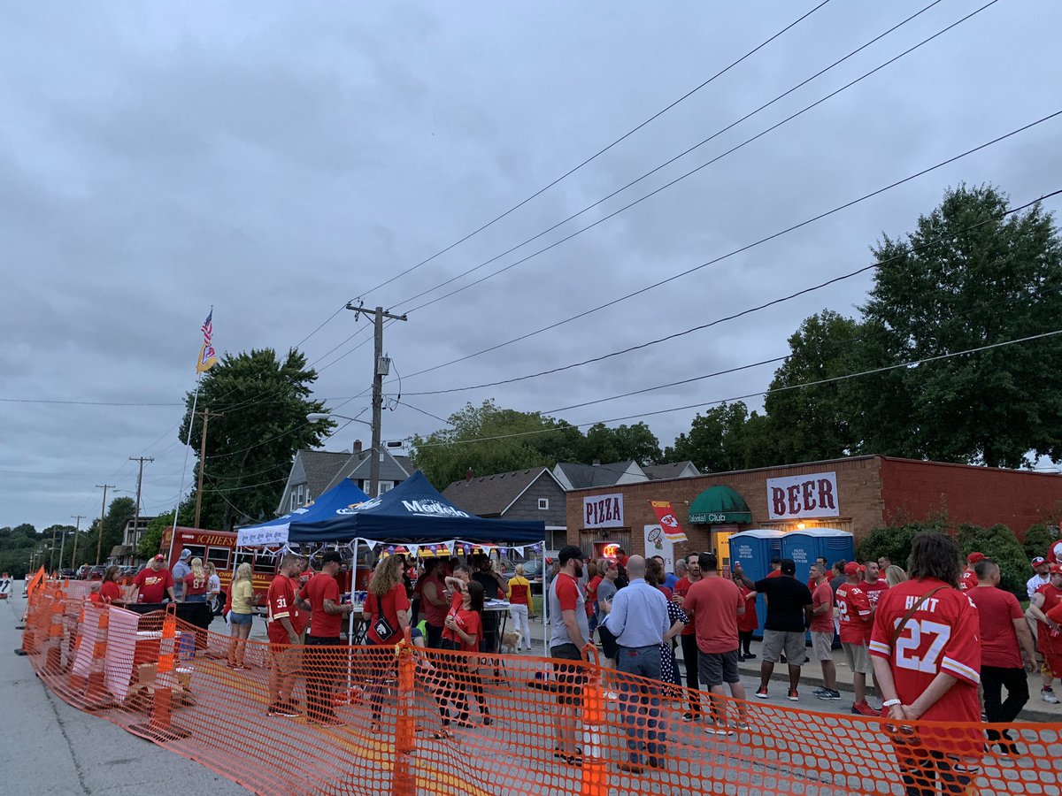 pizza_kc's tweet photo. We did the damn thing. Thanks to all who came out! We couldn’t have done it without so many of you! And a special THANK YOU to all our staff/bartenders. You guys are amazing! 

Let’s go get that W on Sunday! #goooochiefs #chiefskingdom https://t.co/71O4ZmNJ49