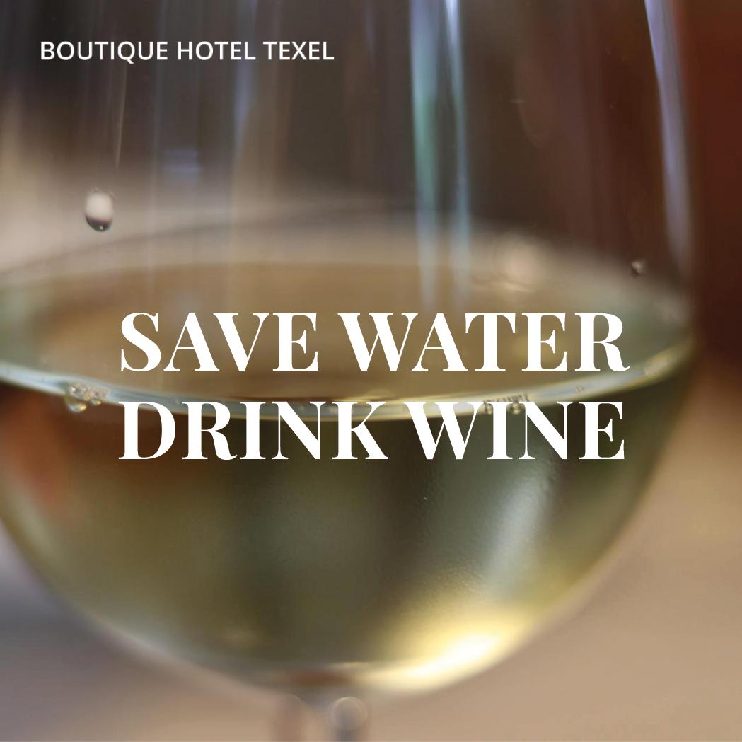 Na een lange dag op het eiland is het nog even ultiem nagenieten met een goed glas wijn voor onze haard. 🥂