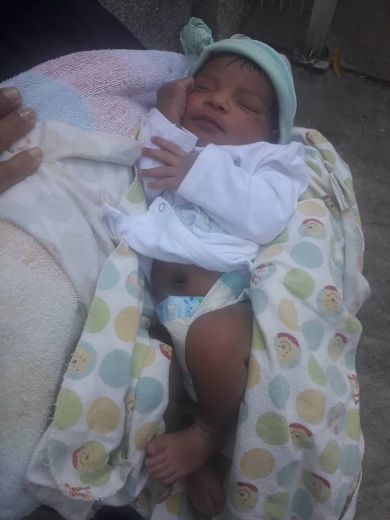 #21Sep Una bebé de pocos días de nacida fue abandonada 6:10am de hoy a las puertas de torre D, Bloque 5, El Silencio, San Martín. Una vecina la halló y avisó a PNB. Una comisión la trasladó de inmediato a la Maternidad Concepción Palacios para verificar su estado de salud.