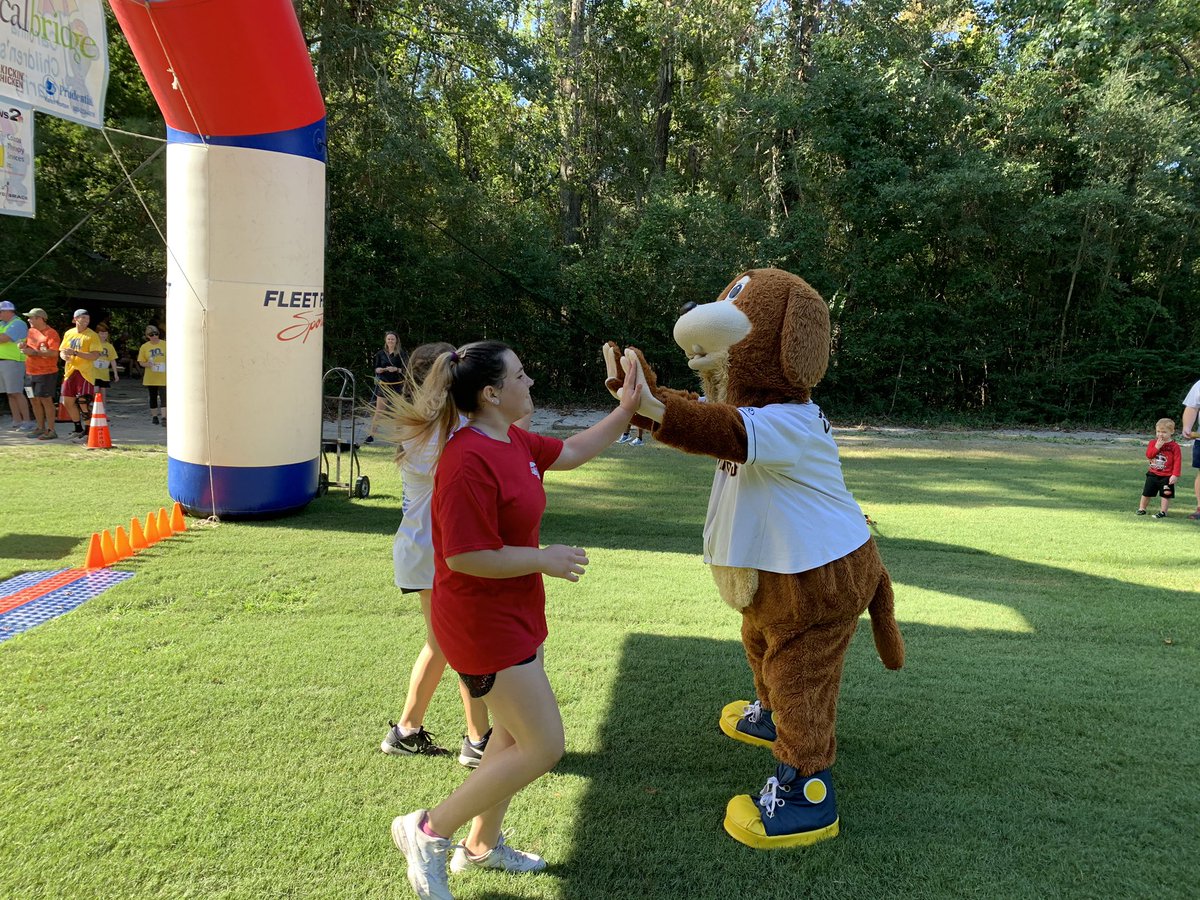 CharlieRiverDog's tweet photo. After the Hope Walk, I ran up to the Palmetto Island County Park to #MakeFun with my good friends at the Carolina Children’s Charity 5K! 🏃🏽‍♂️🏃🏻‍♀️🐶⚾️ https://t.co/8bc8mNlAkA