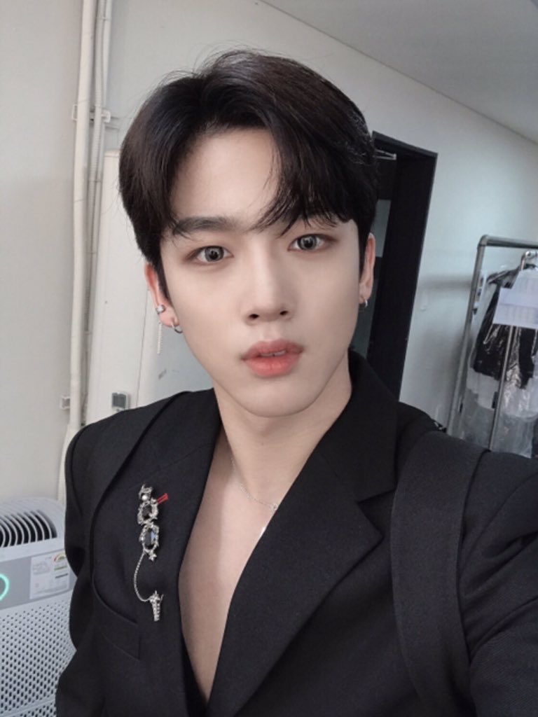 leviosxar's tweet photo. HAPPY BIRTHDAY YOHAN🎉🎂❤️
#소중한_요한아_생일축하 #HappyYohanDay https://t.co/DlFisGJZ4q