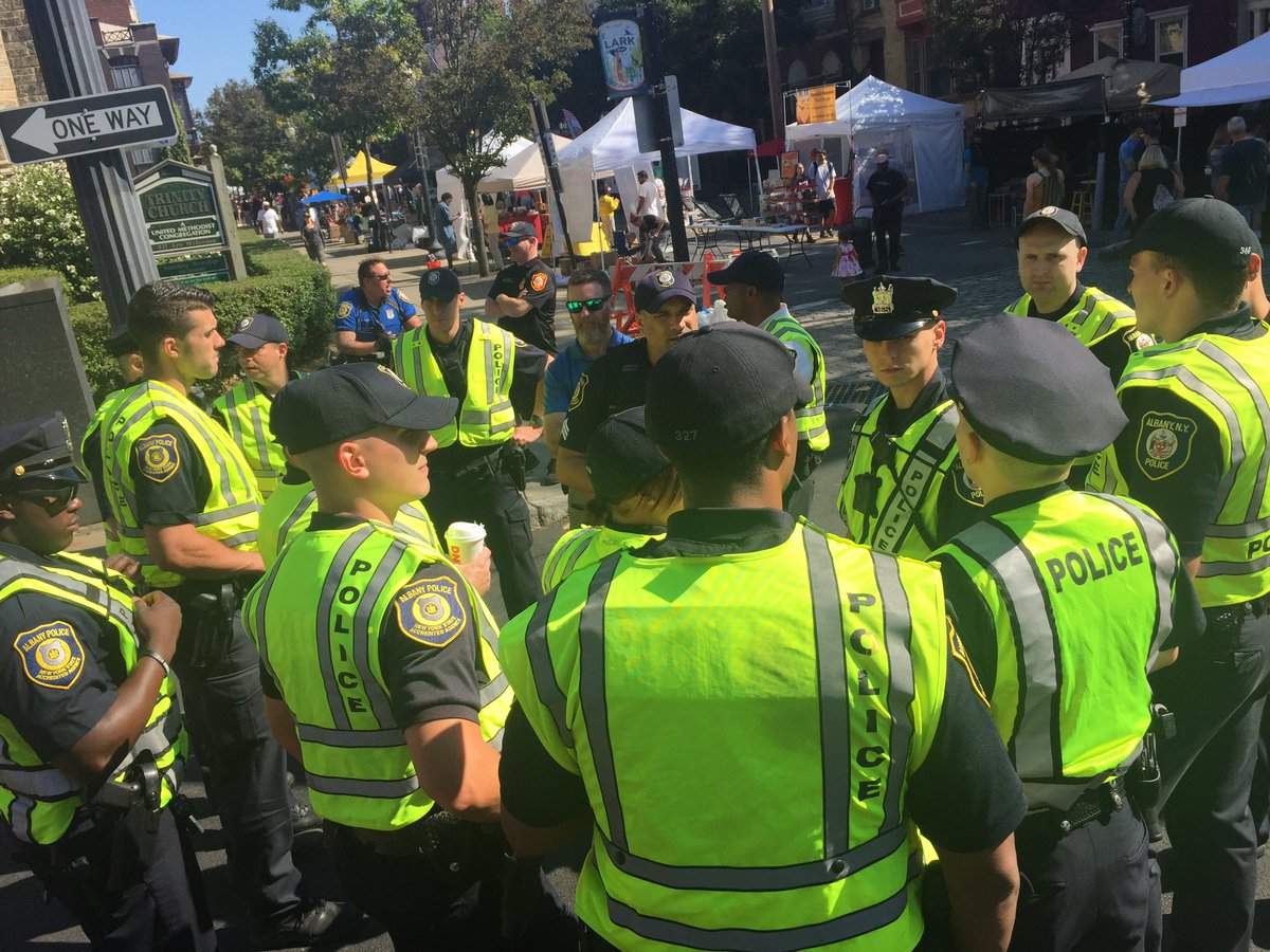 albanypolice's tweet photo. It’s a beautiful day for #LarkFest, an event that draws thousands each year. We’re here to ensure that all those in attendance remain safe. If you need immediate police assistance or see something suspicious, please locate an officer or call 911. Have a great day! ☀️ https://t.co/LWDgXmyRPB
