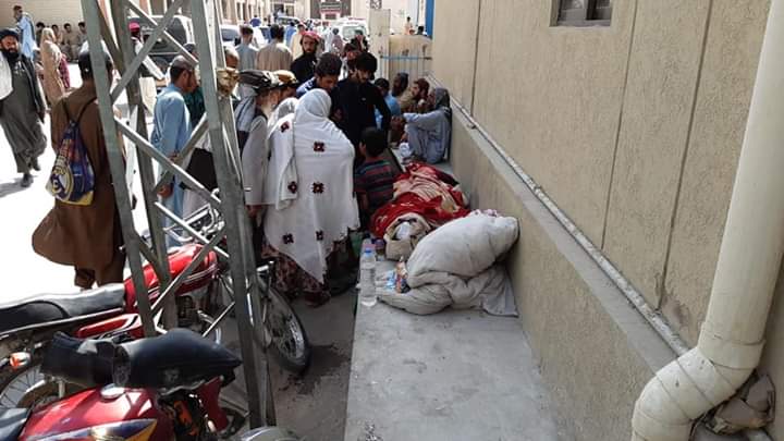 mudasirjan326's tweet photo. #Shame is #humanity over, A #woman's body has been lying on the #sidewalk of a #hospital in #Quetta #since last night, with no one asking, a baby #crying with it, #One is asking who is #Eating a #health #budget of Rs 24 billion, #Balochistan #Stop #Killing #Innocent #SAVE https://t.co/mEwLftZuMh